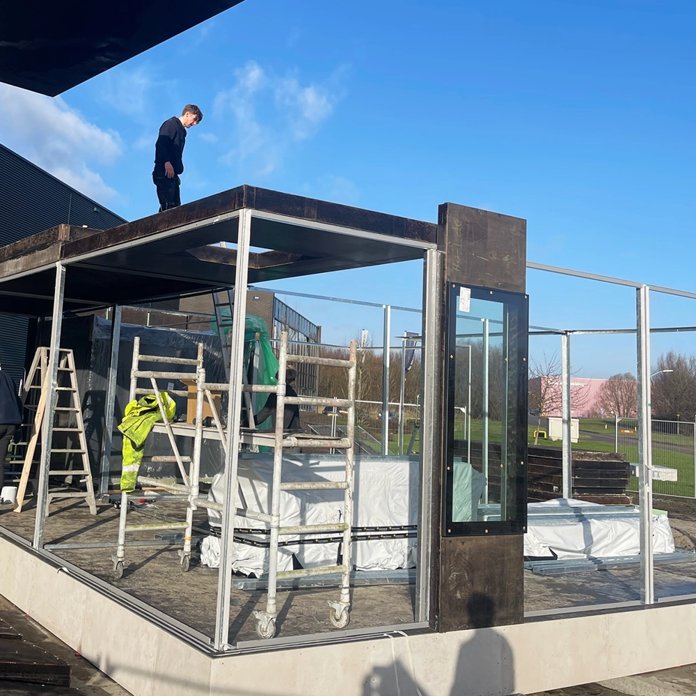 Construction of a small building with glass facades