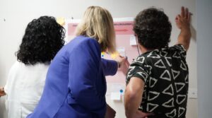 People working with sticky notes at a workshop during the hubs kick-off